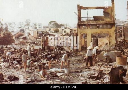 Trier les civils dans les ruines de leurs maisons, de Cholon lourdement endommagé la section chinoise de Saigon, l'Offensive du Têt, guerre du Vietnam, 1968. Banque D'Images