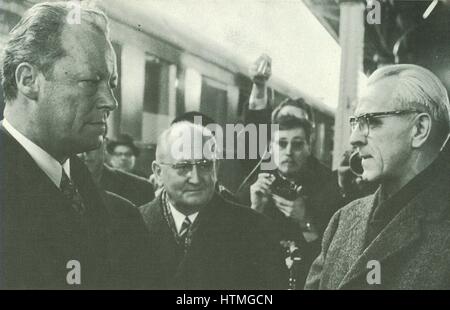 Willy Brandt (1913-1992), Chancelier de l'Allemagne de l'Ouest 1969-1974, et leader du Parti Social-démocrate d'Allemagne (SPD) 1964-1987. réunion avec son homologue est-allemand, Premier Ministre Willi Stoph (1914-1999). La réunion a eu lieu en période de détente au cours de 1970. Banque D'Images