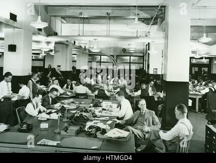 Secrétaires de rédaction dans un journal Salle de presse. Circa 1945. Banque D'Images