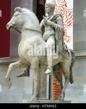 Statue en marbre d'un jeune homme à cheval, Roman, sculpté en Italie. La sculpture représente peut-être un prince d'une famille impériale romaine. Banque D'Images