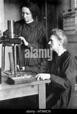 Marie Curie (1867-1934) Physicien français d'origine polonaise, en 1925 avec sa fille Irène JOLIOT-CURIE (1897-1956), physicien nucléaire, qui a travaillé comme assistant de sa mère à l'Institut du Radium, Paris, et qui ont partagé le prix Nobel de chimie avec son husba Banque D'Images