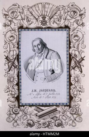 Jacquqrd Joseph Marie (1752-1834) French silk-Weaver et inventeur. Portrait tissé par métier Jacquard, entouré de bordure imprimée montrant des cartes perforées, papier pour la conception de modèles, navettes, bobines, etc. La couleur Banque D'Images