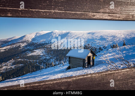 Petite cabane en bois sur la pente de la montagne Szrenica à Szklarska Poreba Karkonosze Pologne,, Banque D'Images