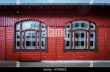 Fenêtres et de la façade de l'immeuble de l'ancienne gare de capacités dans Szklarska Poreba, Pologne Banque D'Images