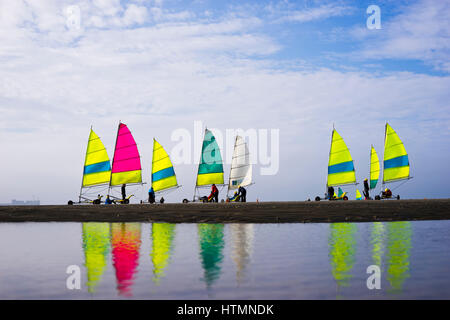 Velero tradicional à la plage de la côte de Boulogne-sur-Mer, la région Hauts-de-France, France Banque D'Images