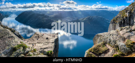 L'Étonnant Preikestolen (Pulpit Rock) en Norvège. Banque D'Images