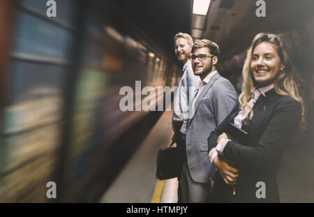 Les personnes en attente d'un souterrain de transport Banque D'Images