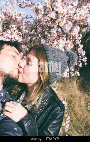 Jeune couple hipster dans l'amour au printemps