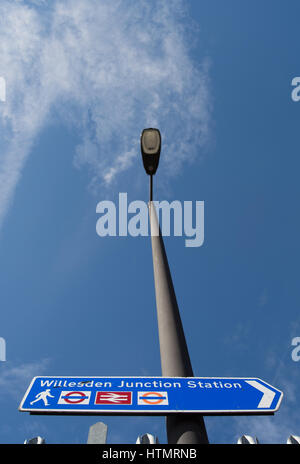 Signe pointant vers la droite pour willesden junction station, l'ouest de Londres, Angleterre Banque D'Images