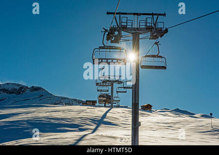 Vue panoramique sur une chaîne de montagnes des Alpes couvertes de neige avec télésiège téléski de soleil Banque D'Images