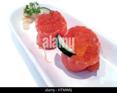 Set à Sushi roll riz japonais avec le poisson et les œufs de saumon sur le plat Banque D'Images