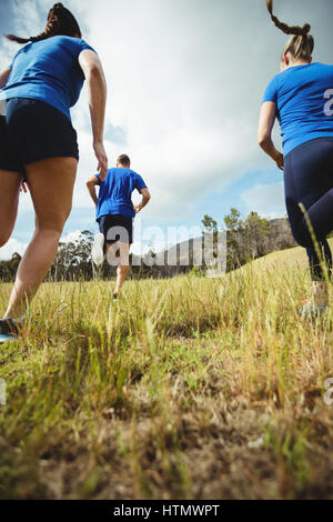 Vue arrière de l'ajustement des gens courir dans bootcamp Banque D'Images