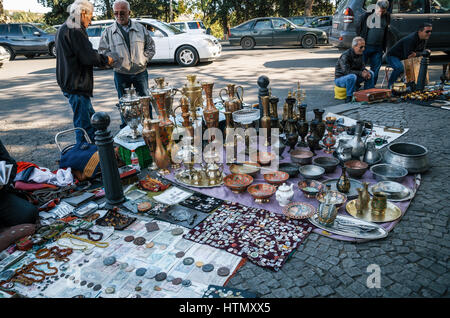 Tbilissi, Géorgie - 15 octobre 2016 : des commerçants et vendeurs de brocante le pont sec ayant beaucoup de vintage pichets, plaques, faites à la main, billets, de s Banque D'Images