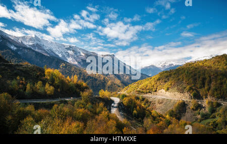 Scenic Route serpentine de bobinage en montagnes du Caucase de Zougdidi à Mestia resort en automne d'or contre le ciel, Samegrelo-Zemo Svaneti supérieure, la Géorgie. Banque D'Images