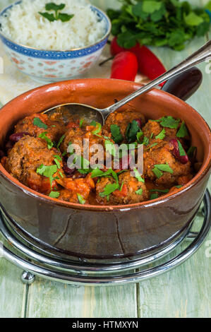 Fumé ragoût de boulettes avec du riz mexicain Banque D'Images