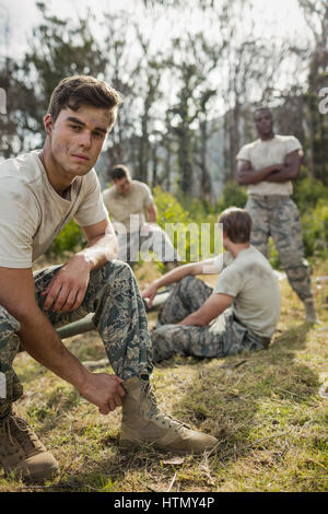 Portrait de liage soldat ses lacets dans boot camp Banque D'Images