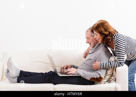 Beau couple travaillant sur ordinateur portable. Studio shot. Banque D'Images