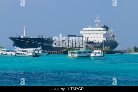 Navire transporteur de pétroliers, chimiques et de produits pétroliers dans les transports de l'océan, les maldives. entourés de bateaux. Banque D'Images