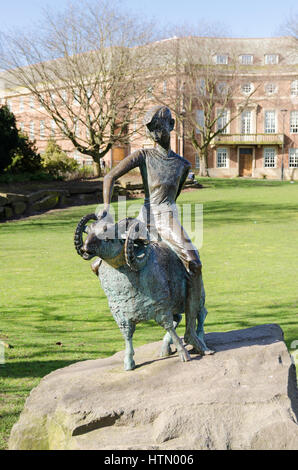 Sculpture de Derby Ram et garçon dans Derby, Derby Riverside Gardens Banque D'Images