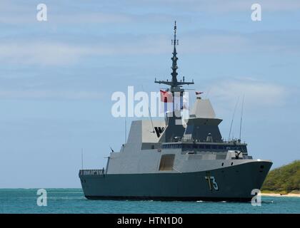 La marine de Singapour de classe formidable polyvalence frégate furtive RSS Cour suprême revient à la constitution d'une base commune Pearl Harbor-Hickam après l'exercice Rim of the Pacific, le 30 juillet 2010 à Pearl Harbor, Hawaii. Banque D'Images