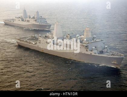 L'USN San Antonio-classe de transport amphibie navires dock USS New York (retour) et l'USS San Antonio de la vapeur en formation le 9 juin 2011 dans l'océan Atlantique. Banque D'Images