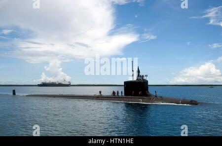 L'USN Virginia-classe d'attaque USS Alabama cuit dans le port le 24 septembre 2010 à Apra Harbour, Guam. Banque D'Images