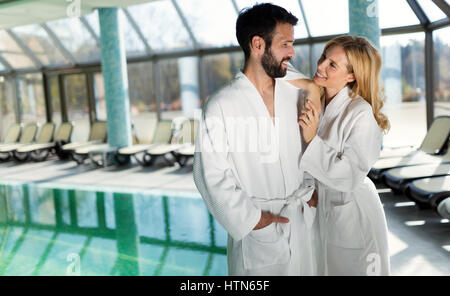 Coupleenjoying heureux et traitements de détente à spa Wellness Center Banque D'Images