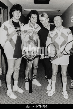 Cliff Richard au centre de Brighton à la fin des années 1980 - peu après le lancement de sa charité tennis appelée Recherche pour une étoile. Sur la photo L-R DJ Mike Read, Cliff Richard, Jason Donovan et Roy Castle. Banque D'Images