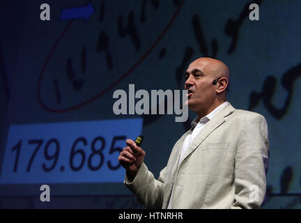 Sofia, Bulgarie - 12 mai 2013 : physicien théorique britannique Jim Al-Khalili est chargée de cours à la Semaine des sciences de Sofia. Banque D'Images