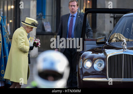 Londres, Royaume-Uni. Mar 13, 2017. La Reine quitte l'abbaye de Westminster après avoir assisté à l'assemblée annuelle de l'église sur le Jour du Commonwealth. Crédit : Stephen Chung/Alamy Live News Banque D'Images