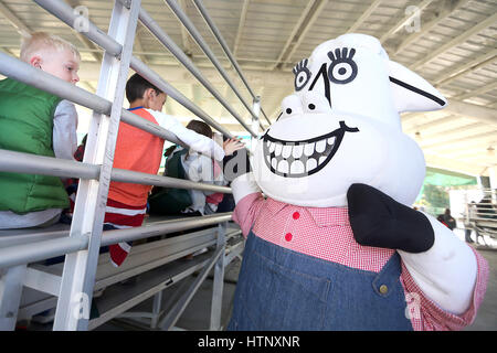 Napa, CA, USA. Mar 9, 2017. Clo de Clover Dairy interagit avec certains des étudiants qui fréquentent des Ag dans la salle de classe à la Napa Valley Expo le jeudi, qui a été accueilli par le Napa County Farm Bureau. Plus de 1 000 étudiants dans le Comté de Napa a assisté à l'événement. Credit : Napa Valley Inscription/ZUMA/Alamy Fil Live News Banque D'Images