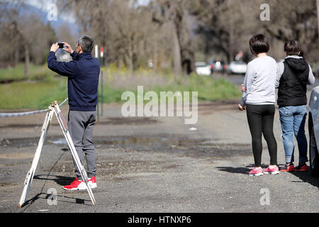 Napa, CA, USA. Mar 9, 2017. Les visiteurs restent derrière la bande du Napa Valley welcome sign, près d'Oakville, jeudi. Credit : Napa Valley Inscription/ZUMA/Alamy Fil Live News Banque D'Images