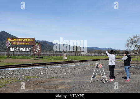 Napa, CA, USA. Mar 9, 2017. Vous restez derrière la bande du Napa Valley welcome sign, près d'Oakville, jeudi matin. Credit : Napa Valley Inscription/ZUMA/Alamy Fil Live News Banque D'Images