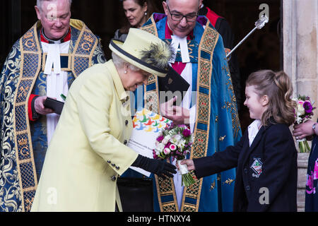 Londres, Royaume-Uni. Mar 13, 2017. Sa Majesté la Reine Elizabeth II est donné des fleurs. Pour marquer et célébrer le Jubilé de Saphir Sa Majesté la Reine, 65 ans en tant que chef du Commonwealth, SA MAJESTÉ LA REINE, les membres de la famille royale et vous assister à un service à l'abbaye de Westminster. Credit : Bettina Strenske/Alamy Live News Banque D'Images