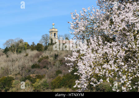 West Wycombe, UK. 13 mars 2017. Météo britannique. Plus chaude qu'une température moyenne a été apprécié dans le Chiltern Hills aujourd'hui que les signaux s'épanouir l'arrivée du printemps. L'église Saint-Laurent, West Wycombe, Royaume-Uni. sur une chaude journée de printemps. Crédit : Michael Winters/Alamy Live News Banque D'Images