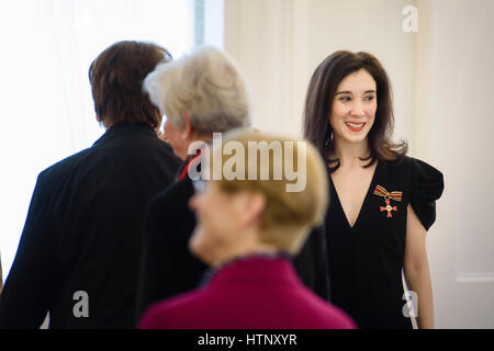 Berlin, Allemagne. Mar 8, 2017. L'actrice Sibel Kekilli reçoit l'ordre d'BMerit de la République fédérale d'Allemagne au cours de la Journée internationale de la femme au château de Bellevue à Berlin, Allemagne, le 8 mars 2017. Photo : Gregor Fischer/dpa/Alamy Live News Banque D'Images