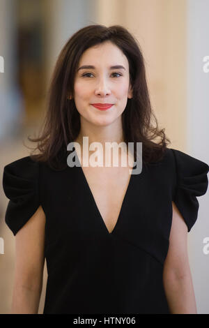 Berlin, Allemagne. Mar 8, 2017. L'actrice Sibel Kekilli reçoit l'ordre d'BMerit de la République fédérale d'Allemagne au cours de la Journée internationale de la femme au château de Bellevue à Berlin, Allemagne, le 8 mars 2017. Photo : Gregor Fischer/dpa/Alamy Live News Banque D'Images