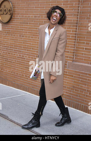 New York, NY, USA 13 Mar, 2017 Kelly Rowland à la vue de promouvoir son nouveau livre WHOA BABY ! Dans la ville de New York le 13 mars 2017