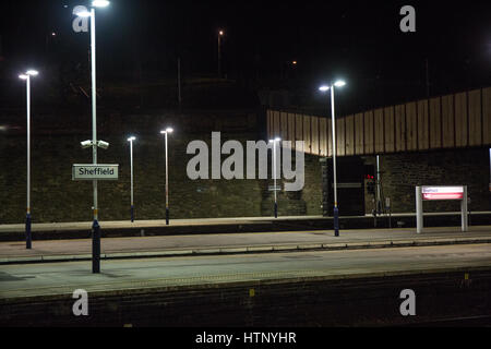 Plates-formes vides à Sheffield Midland Railway Station à cause de la grève. Banque D'Images