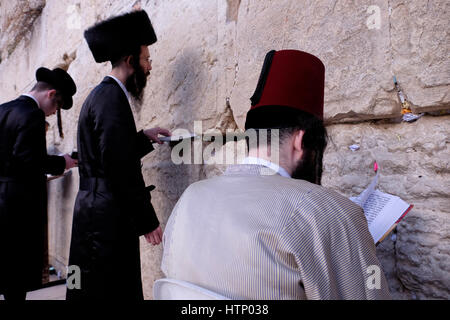 Jérusalem, Israël. Mar 13, 2017. Un Juif orthodoxe musulmane traditionnelle portant un chapeau Fez Tarboosh ou pendant la prière de costume fête juive de Pourim dans le Mur Occidental ou Kotel dans la vieille ville de Jérusalem-Est Israël Crédit : Eddie Gerald/Alamy Live News Banque D'Images