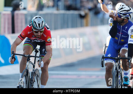 L'Oman. Mar 13, 2017. 52ème Tirreno - Adriatico Etape 06 : Ascoli Piceno - Civitanova Marche 1ère : GAVIRIA Fernando (COL) 2e étages Quickstep : Peter SAGAN (SVK) Bora - Hansgrohe, leader du classement par points Photo : Cronos/Yuzuru Sunada Crédit : Cronos Foto/Alamy Live News Banque D'Images