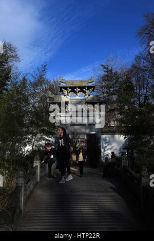 Francfort, Allemagne. Mar 13, 2017. Personnes visitent le jardin chinois à Francfort, Allemagne, le 13 mars 2017. Le Jardin Chinois a été construit en 1989 et couvre une superficie de 4 000 mètres carrés. Credit : Luo Huanhuan/Xinhua/Alamy Live News Banque D'Images