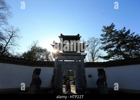 Francfort, Allemagne. Mar 13, 2017. Personnes visitent le jardin chinois à Francfort, Allemagne, le 13 mars 2017. Le Jardin Chinois a été construit en 1989 et couvre une superficie de 4 000 mètres carrés. Credit : Luo Huanhuan/Xinhua/Alamy Live News Banque D'Images