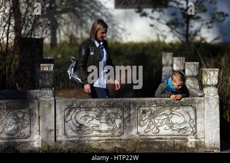 Francfort, Allemagne. Mar 13, 2017. Personnes visitent le jardin chinois à Francfort, Allemagne, le 13 mars 2017. Le Jardin Chinois a été construit en 1989 et couvre une superficie de 4 000 mètres carrés. Credit : Luo Huanhuan/Xinhua/Alamy Live News Banque D'Images