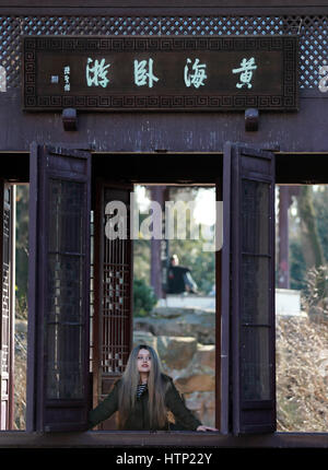 Francfort, Allemagne. Mar 13, 2017. Personnes visitent le jardin chinois à Francfort, Allemagne, le 13 mars 2017. Le Jardin Chinois a été construit en 1989 et couvre une superficie de 4 000 mètres carrés. Credit : Luo Huanhuan/Xinhua/Alamy Live News Banque D'Images