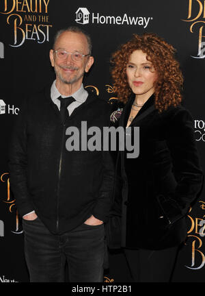 NEW YORK, NY - 13 Mars : Joel Grey, Bernadette Peters assiste à la "Belle et la bête' New York le dépistage à l'Alice Tully Hall, Lincoln Center le 13 mars 2017 dans la ville de New York.@John Palmer/Media Punch Banque D'Images