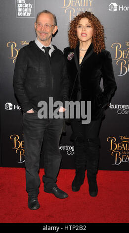 NEW YORK, NY - 13 Mars : Joel Grey, Bernadette Peters assiste à la "Belle et la bête' New York le dépistage à l'Alice Tully Hall, Lincoln Center le 13 mars 2017 dans la ville de New York.@John Palmer/Media Punch Banque D'Images