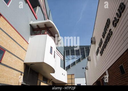 Londres, Royaume-Uni. 13 mars, 2017. Vue vers l'maintenant presque entièrement démoli Bobby Moore Stand au Boleyn Ground, West Ham United, l'ancien stade d'Upton Park. Le Boleyn Ground est en cours de démolition dans le cadre de la préparation de l'Upton Barratt Gardens le développement. La Sir Trevor Brooking Stand ont déjà été démolis. Credit : Mark Kerrison/Alamy Live News Banque D'Images