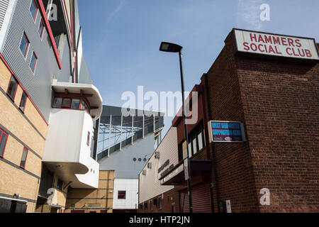 Londres, Royaume-Uni. 13 mars, 2017. Vue vers l'maintenant presque entièrement démoli Bobby Moore Stand au Boleyn Ground, West Ham United, l'ancien stade d'Upton Park. Le Boleyn Ground est en cours de démolition dans le cadre de la préparation de l'Upton Barratt Gardens le développement. La Sir Trevor Brooking Stand ont déjà été démolis. Credit : Mark Kerrison/Alamy Live News Banque D'Images