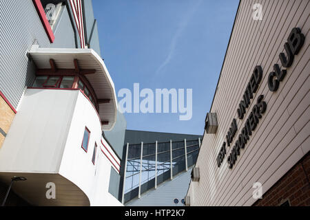 Londres, Royaume-Uni. 13 mars, 2017. Vue vers l'maintenant presque entièrement démoli Bobby Moore Stand au Boleyn Ground, West Ham United, l'ancien stade d'Upton Park. Le Boleyn Ground est en cours de démolition dans le cadre de la préparation de l'Upton Barratt Gardens le développement. La Sir Trevor Brooking Stand ont déjà été démolis. Credit : Mark Kerrison/Alamy Live News Banque D'Images